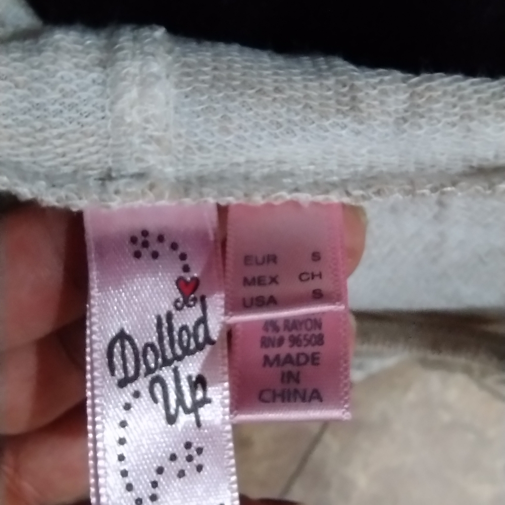 Small dolled up tan and white lace